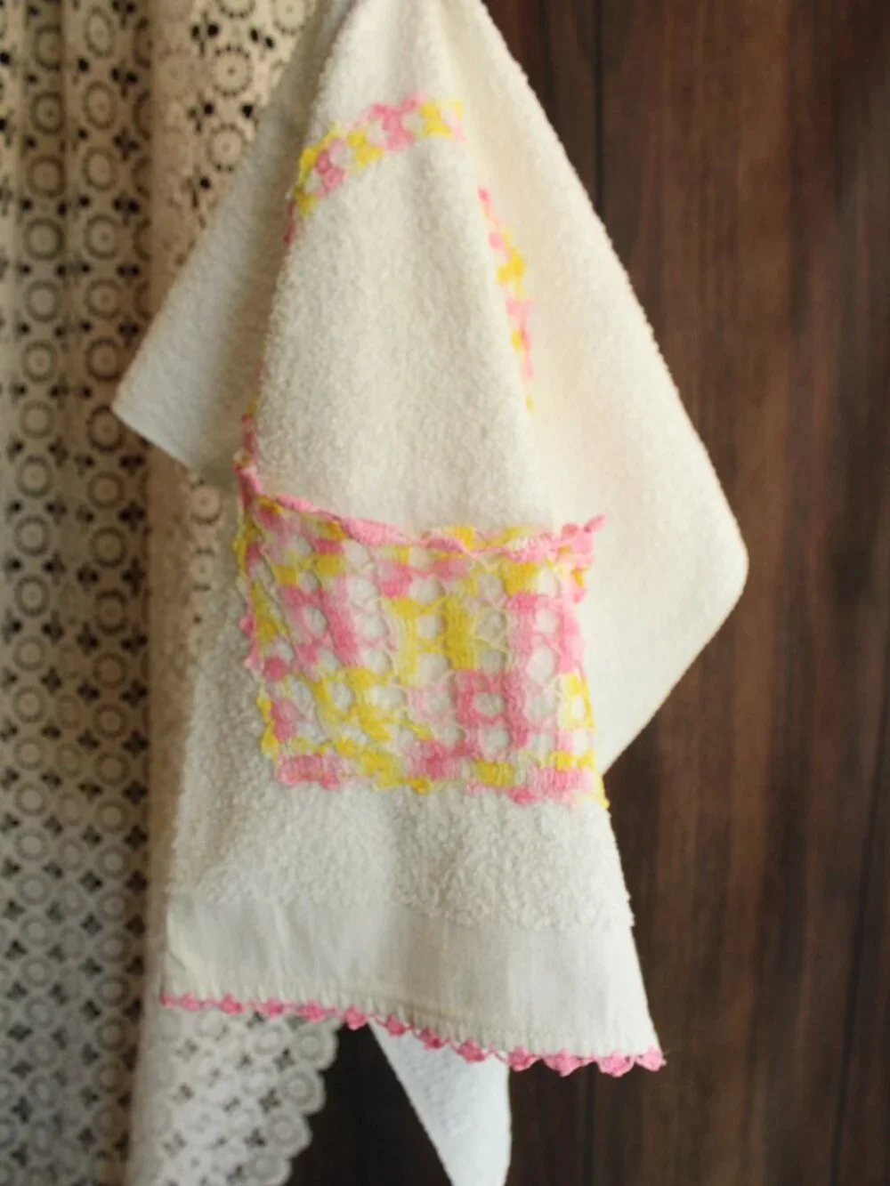 Vintage 1970s Bath Towel, Cone Terrycloth Towel With Crochet Flower Basket Pocke